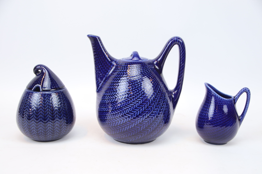 Hertha Bengtson, kaffekanna, sockerkanna, gräddskål, porslin, "Blå Eld", Rörstrand.