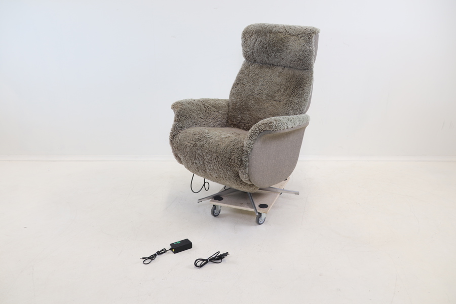 Snurrfåtölj, justerbar, fårskinn/textil/metall.
