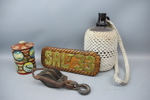 Skylt, burk m.m, 4 delar, olika material.