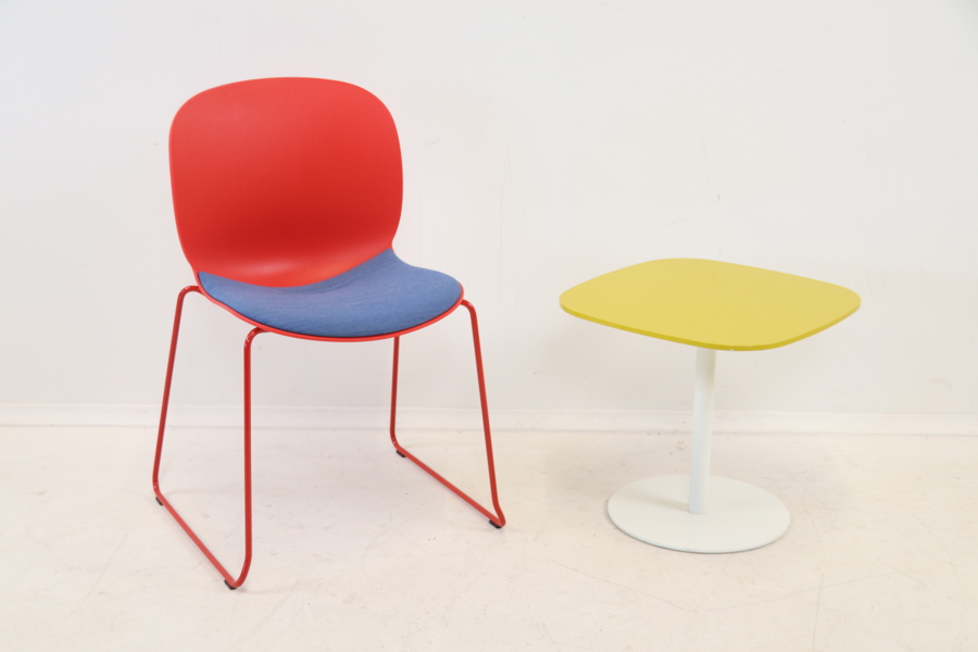 Piero Lissoni, bord, trä/metall, Fritz Hansen, samt stol, plast/textil/metall.