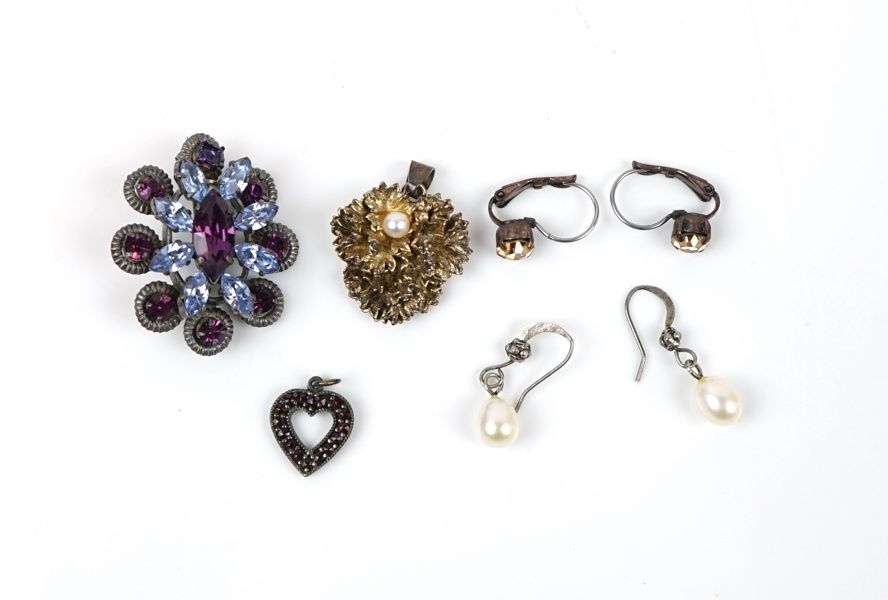 Brosch, berlocker och örhängen, 7 delar, silver/metall, bl.a ''Flora Danica''.