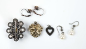 Brosch, berlocker och örhängen, 7 delar, silver/metall, bl.a ''Flora Danica''.