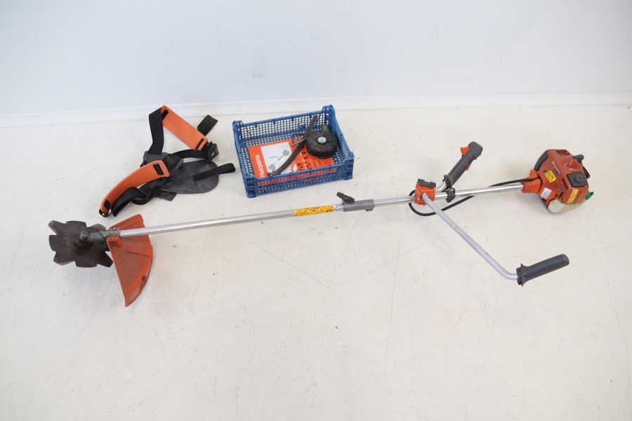 Grästrimmer, Husqvarna 325R XT-Series, samt tillbehör.
