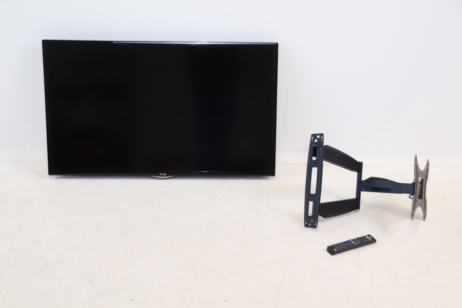 Smart-TV, LG 42LN570V, samt väggfäste.