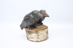 Barbro Clason, skulptur, fåglar, keramik på träsockel, monogramsignerade.