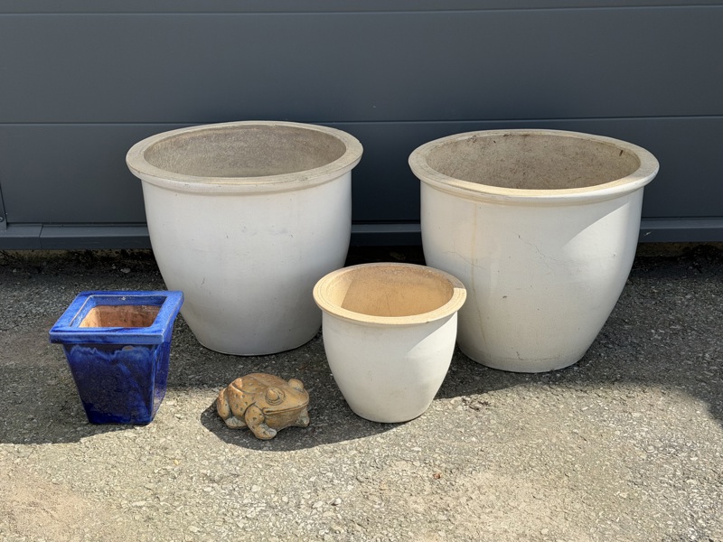 Krukor och trädgårdsdekoration, 4 delar, keramik.