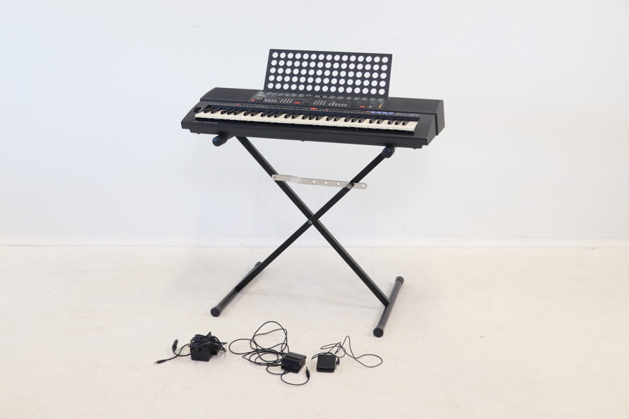 Keyboard, Yamaha PSR-500, samt tillbehör.