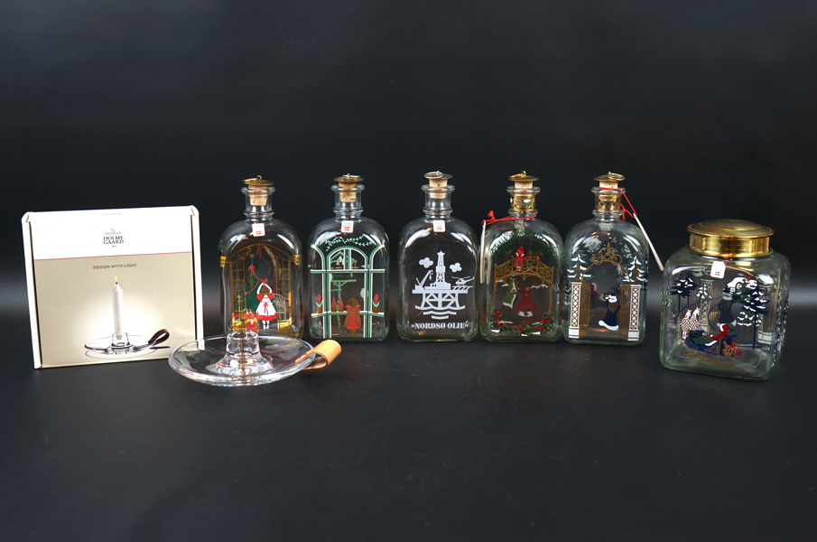 Karaffer, burk och ljusstake, 7 delar, glas, Holmegaard, Danmark.