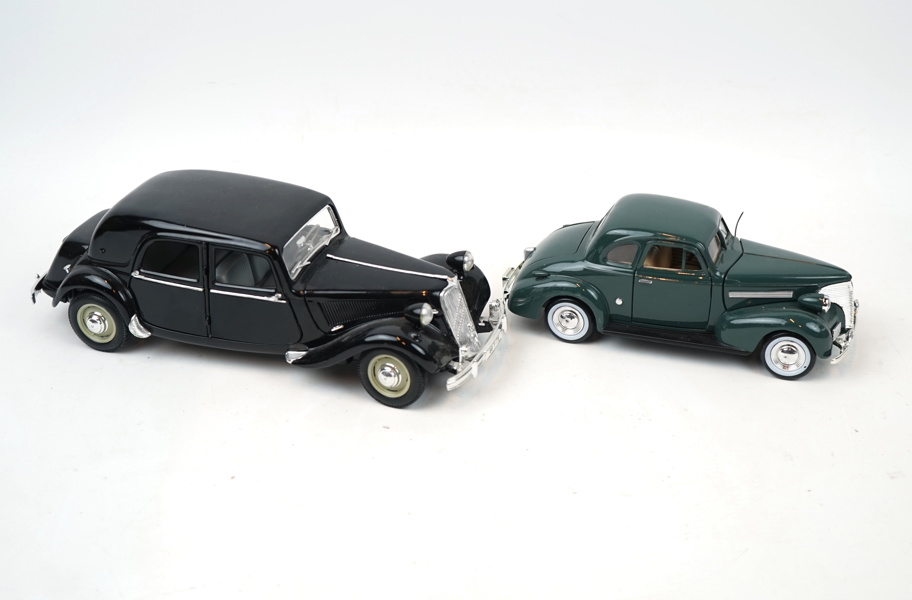 Modellbilar, 2 st, Citroen 15CV 6 Cyn (1952), 1/18 och Chevrolet Coupe (1939), 1/24, bl.a Maisto.
