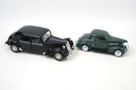 Modellbilar, 2 st, Citroen 15CV 6 Cyn (1952), 1/18 och Chevrolet Coupe (1939), 1/24, bl.a Maisto.