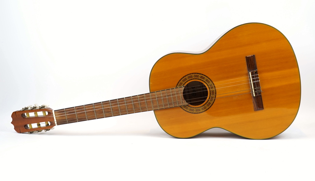 Akustisk gitarr, Cort AC70.