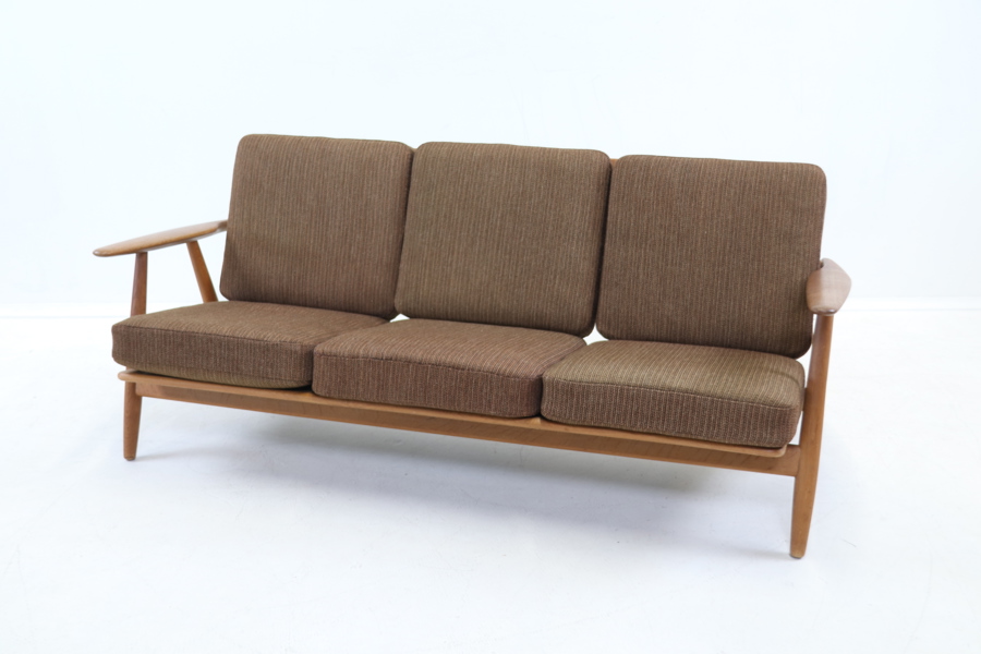 Hans J. Wegner, soffa, textil/ek, "Cigarren", Getama, Danmark, 1950-tal.