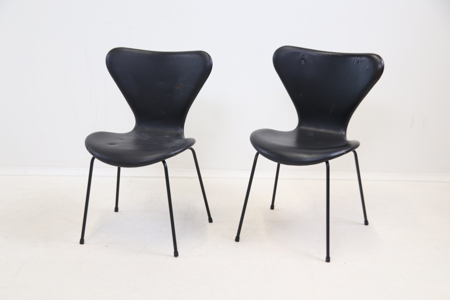 Arne Jacobsen, stolar, ett par, skinn/metall, "Sjuan", Fritz Hansen.