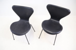 Arne Jacobsen, stolar, ett par, skinn/metall, "Sjuan", Fritz Hansen.