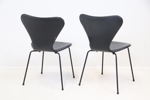 Arne Jacobsen, stolar, ett par, skinn/metall, "Sjuan", Fritz Hansen.