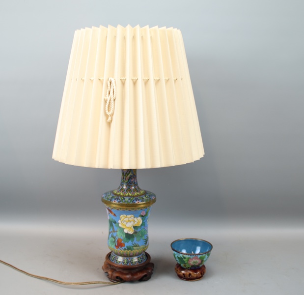 Bordslampa och skål, cloisonne, på träsocklar.