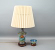 Bordslampa och skål, cloisonne, på träsocklar.
