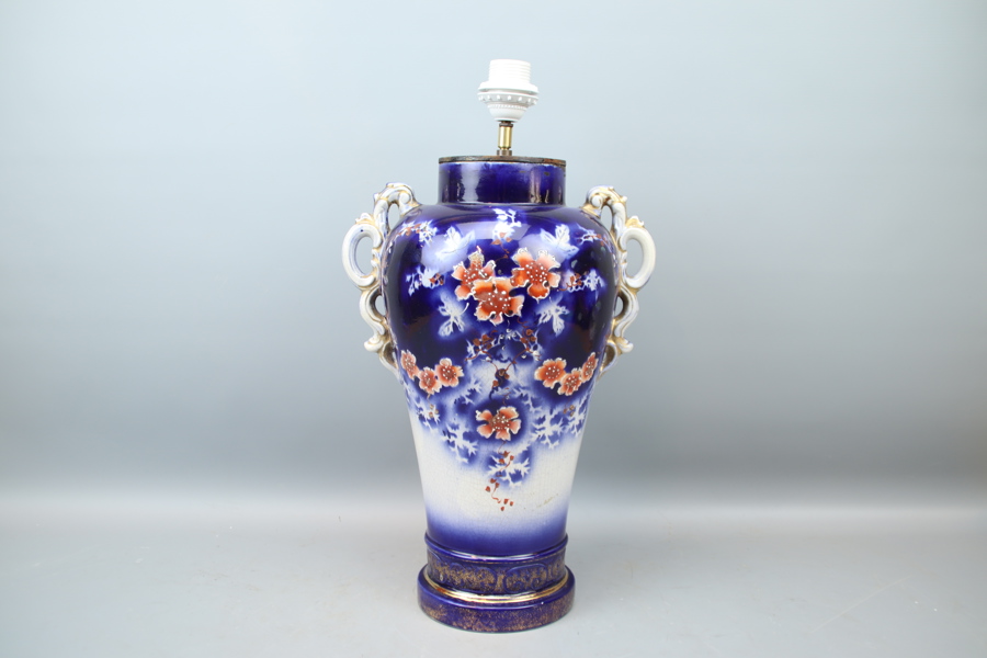 Lockurna omgjord till bordslampa, flintgods, 1900-tal.