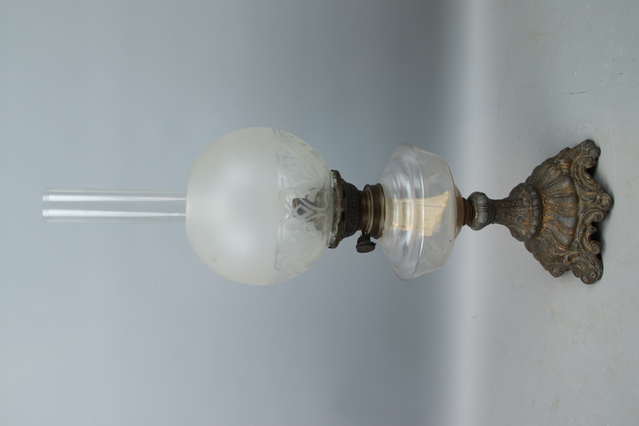 Fotogenbordslampa, metall/glas.
