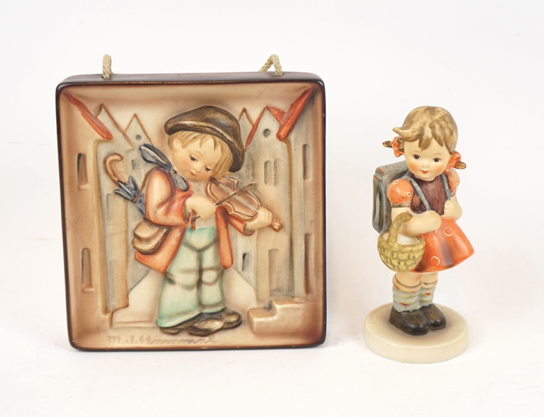 Väggplakett och figurin, porslin, W. Goebel.