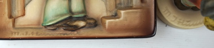 Väggplakett och figurin, porslin, W. Goebel.