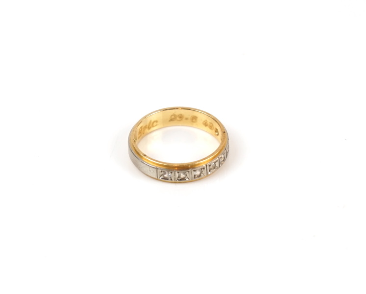 Halvalliansring, vitt/rött guld 18K, besatt med 8 små briljanter, 1974.