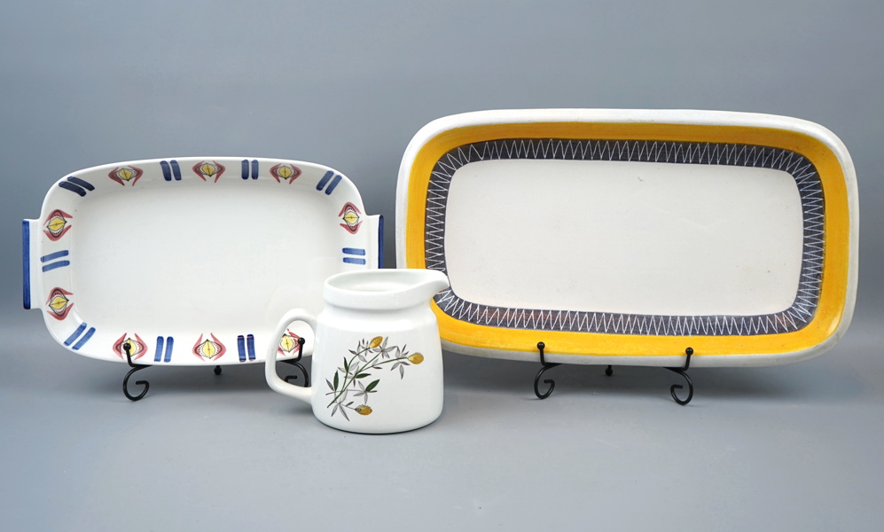 Form, serveringsfat och kanna, keramik, bl.a Marianne Westman, ''Delikat'', Rörstrand.