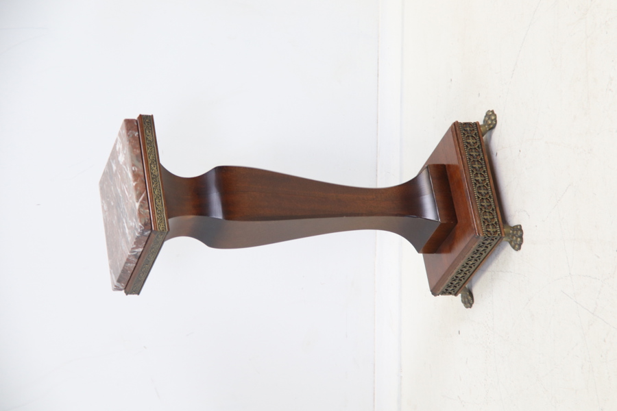 Piedestal, sten/mahogny.