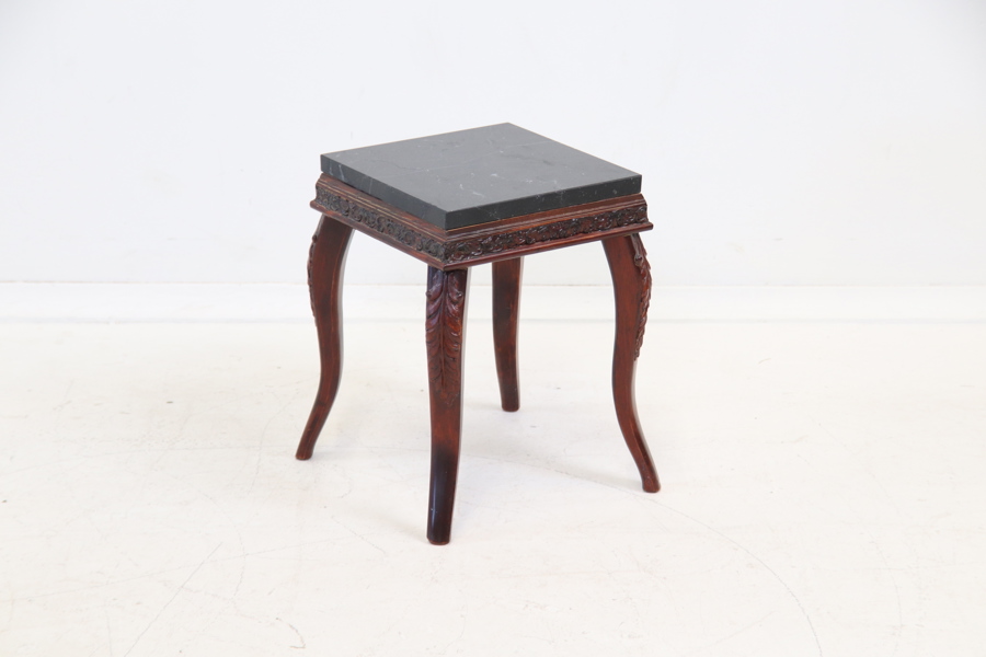 Piedestal, sten/mahogny.
