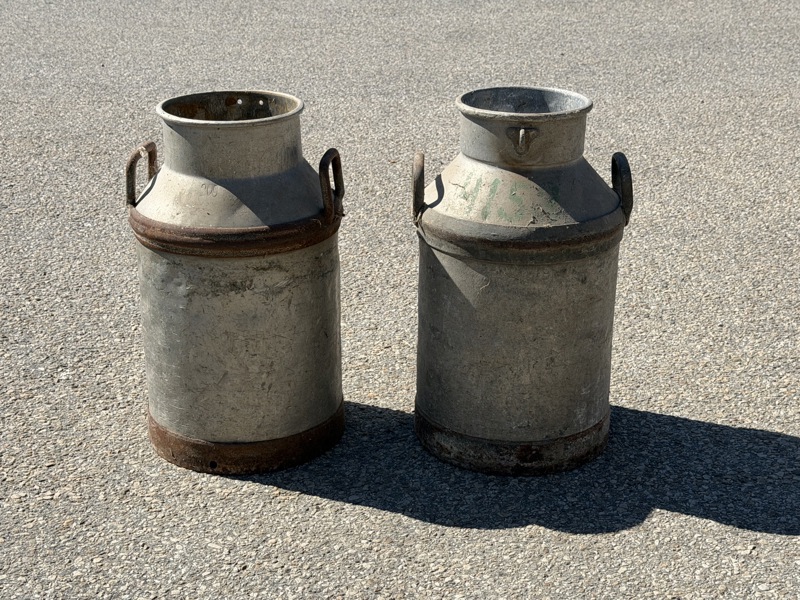 Mjölkkannor, 2 st, metall.