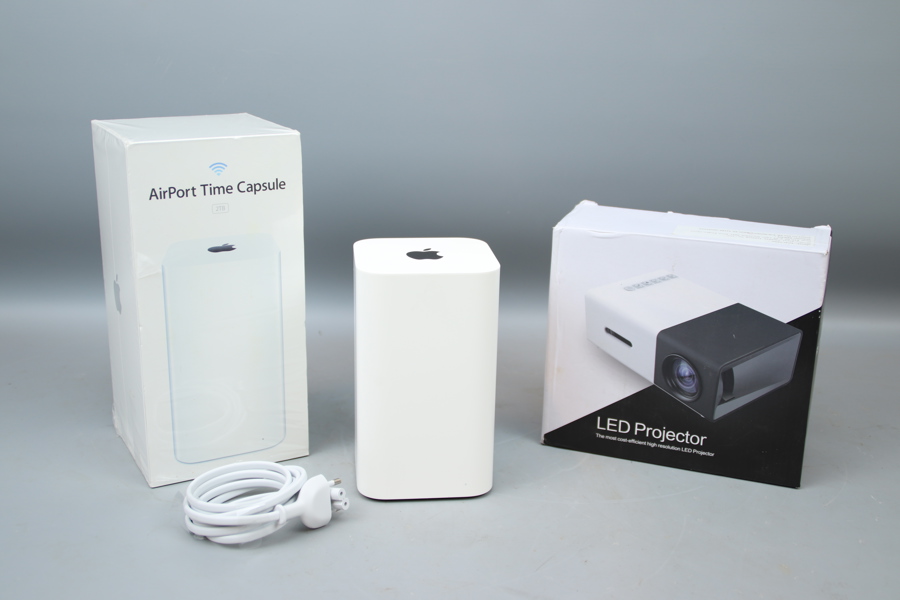 Airport Time Capsule, A 1470, Apple, samt LED Projector.