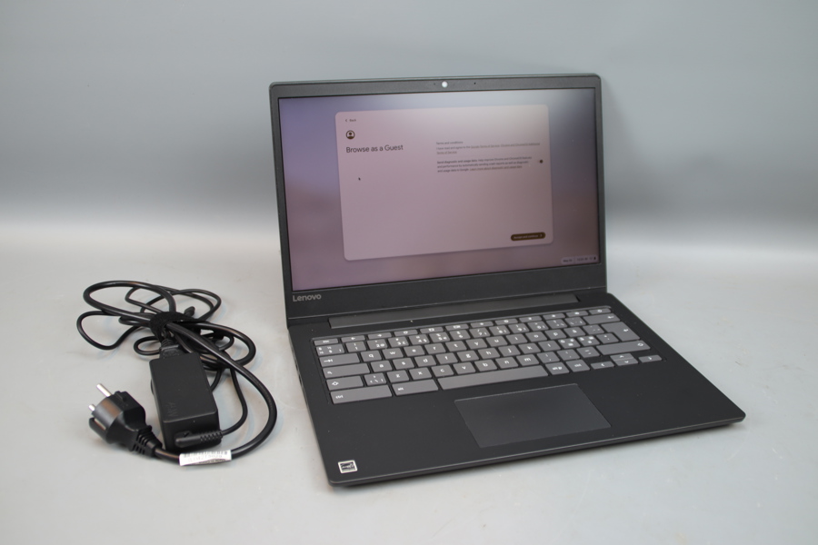 Bärbar dator, Lenovo Chromebook S330, med laddare och väska.