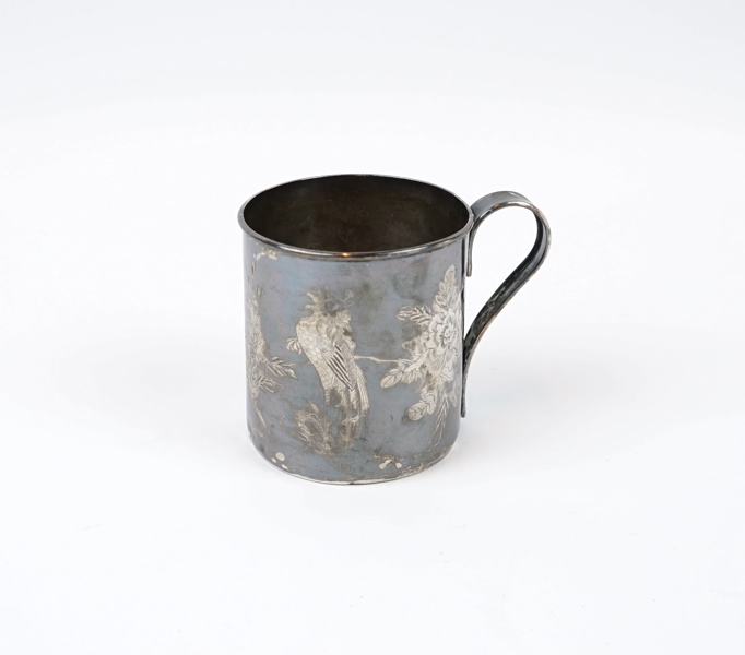 Mugg, silver, ciselerad dekor, Kina.