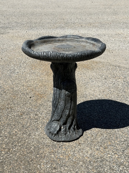 Fågelbad, konstmaterial.