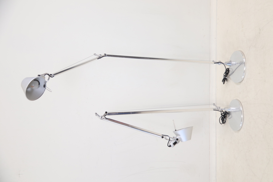 Michele De Lucchi & Giancarlo Fassina, golvlampor, justerbara, 2 st, metall, "Tolomeo", Artemide, Italien.