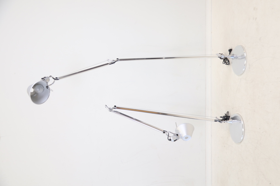 Michele De Lucchi & Giancarlo Fassina, golvlampor, justerbara, 2 st, metall, "Tolomeo", Artemide, Italien.