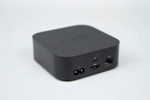 Apple TV A1625, med fjärrkontroll och kablar.