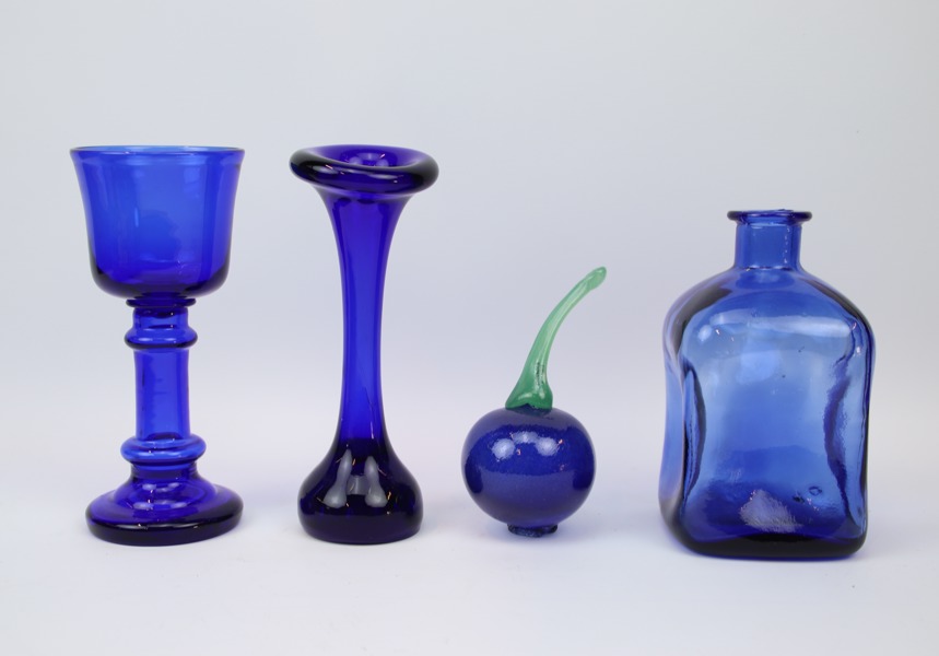 Glas, 4 delar, bl.a Ebba von Wachenfeldt.