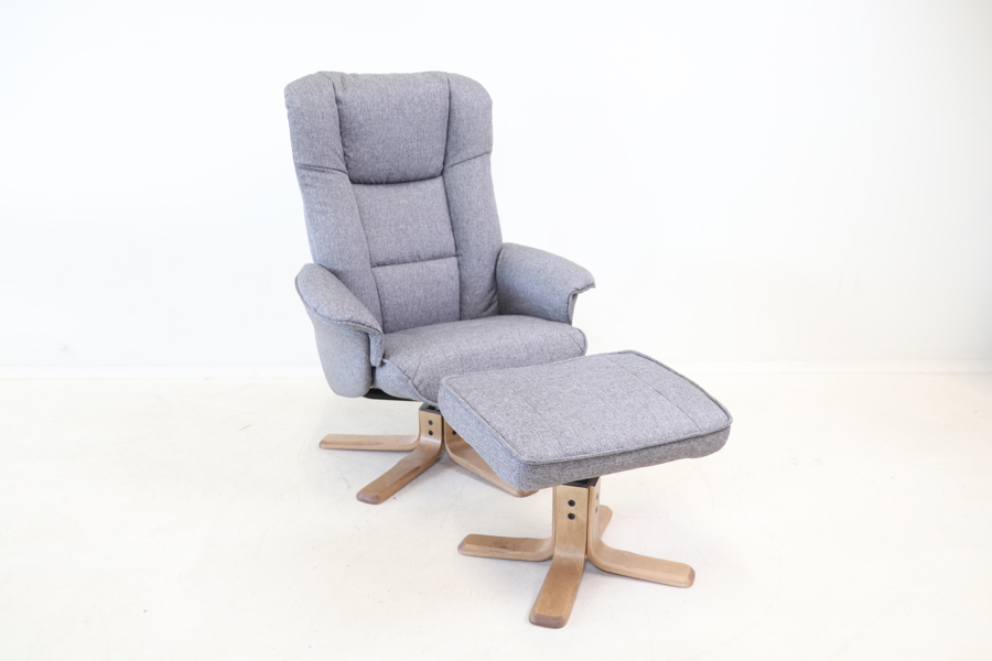 Snurrfåtölj samt fotpall, textil/trä, "Filip", Mio.