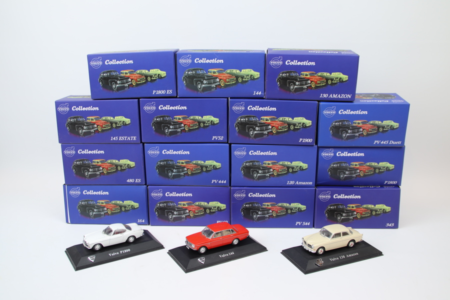 Modellbilar, 15 st, Volvo Collection, Atlas Edition, samt hylla och broschyrer.