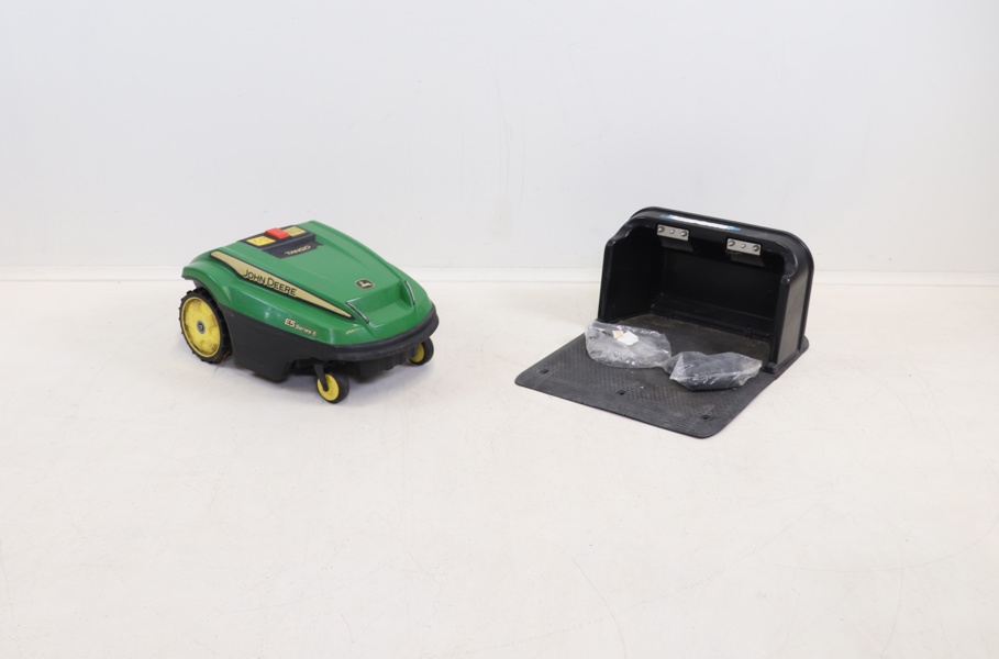 Robotgräsklippare, John Deere Tango E5, samt tillbehör.