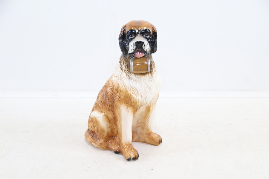 Golvfigurin, hund, keramik.