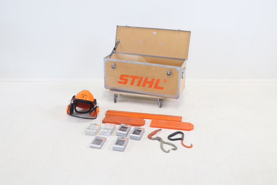 Låda samt tillbehör till motorsåg, 13 delar, mest Stihl.
