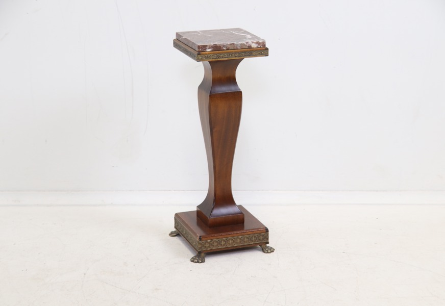 Piedestal, mahogny/sten/metall.
