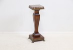 Piedestal, mahogny/sten/metall.