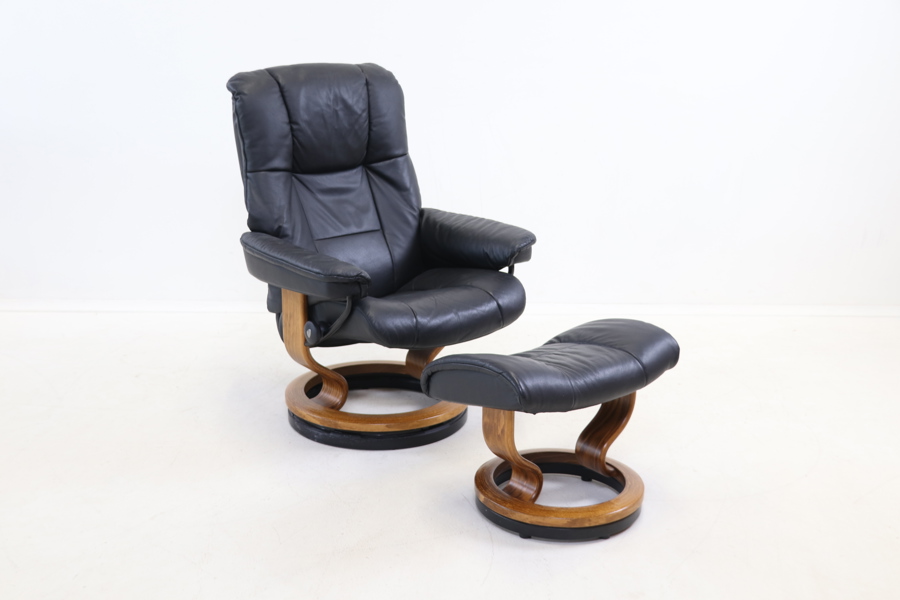 Snurrfåtölj med fotpall, justerbar, skinn/trä, "Stressless", Ekornes, Norge.
