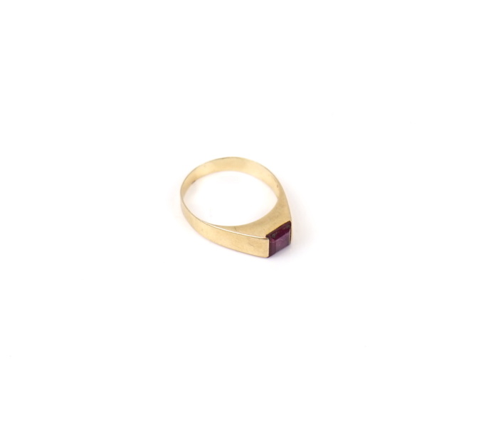 Ring, 18K guld, med röd sten.