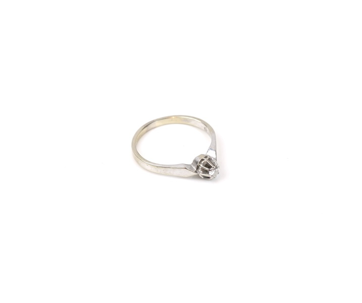 Ring, 18K vitguld med brilliantslipad diamant 0,1K enligt märkning.