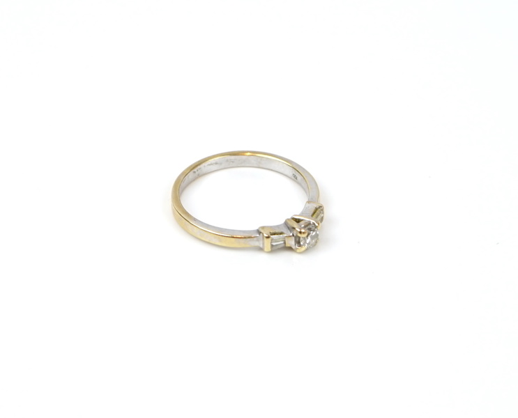 Ring, 18K rhodinerat guld med en brilliantslipad och 4 baguetteslipade diamanter, uppskattat 0,1K.