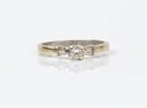 Ring, 18K rhodinerat guld med en brilliantslipad och 4 baguetteslipade diamanter, uppskattat 0,1K.